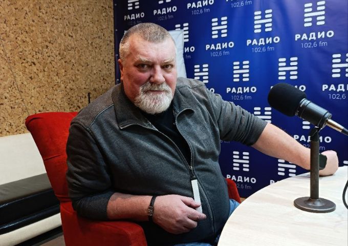 Режиссёр Борис Лагода рассказал на «Радио Н» о работе над спектаклем «Десять негритят»
